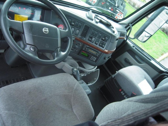 2010 VOLVO VNL64T300 