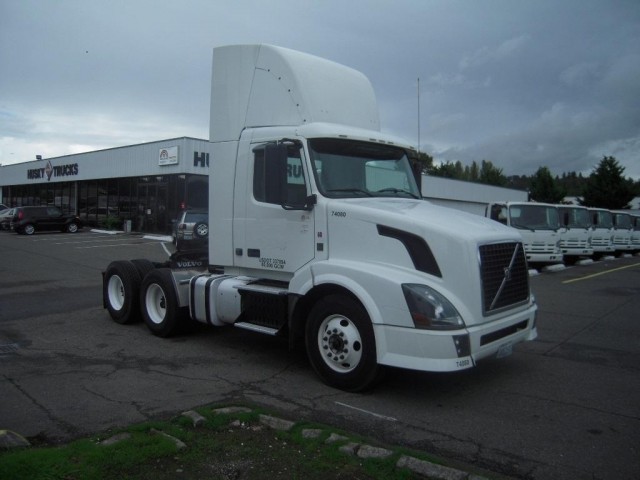 2010 VOLVO VNL64T300 