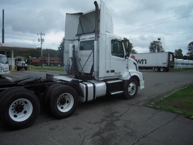 2010 VOLVO VNL64T300 